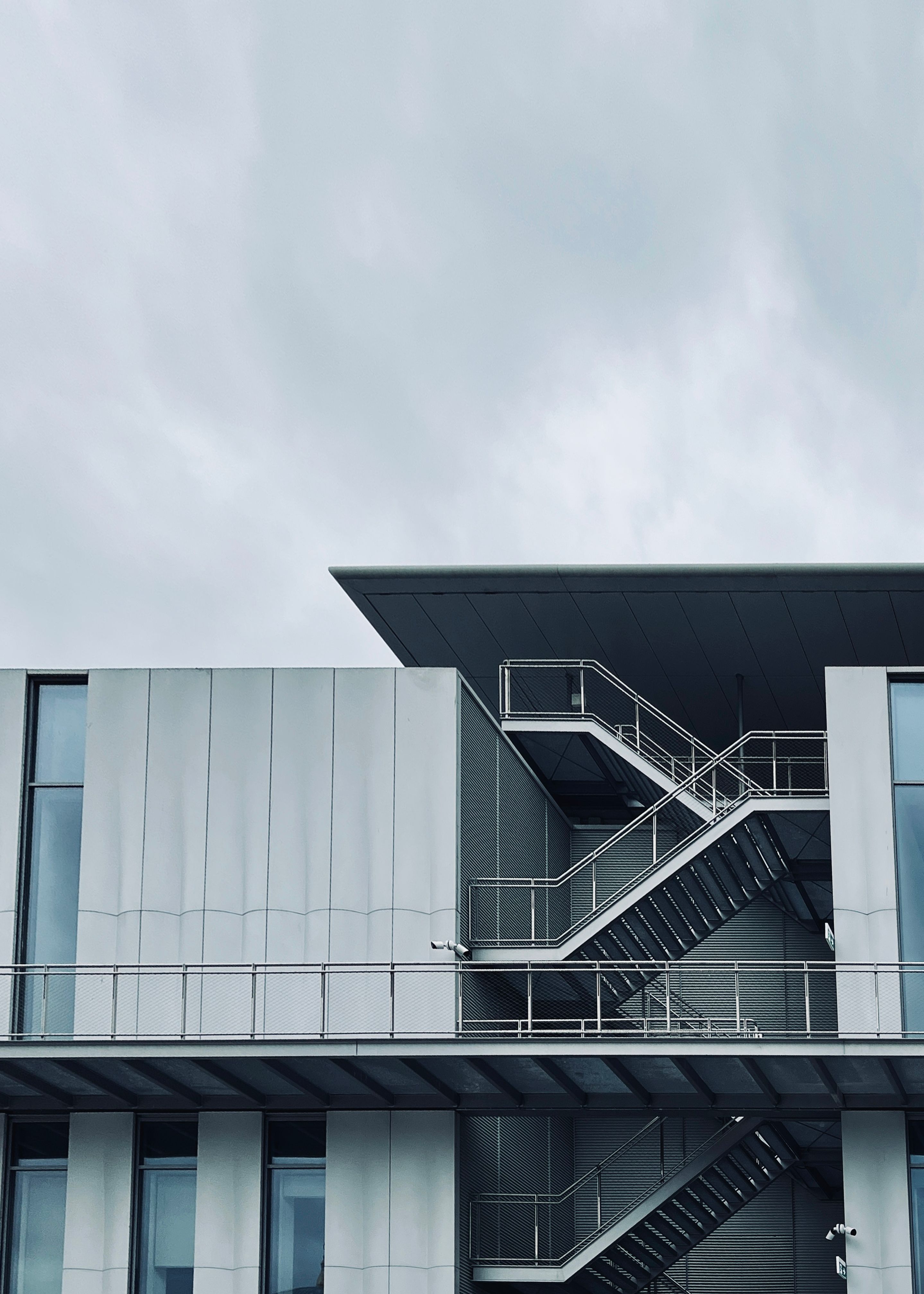 Moderne Stahltreppe innen und außen